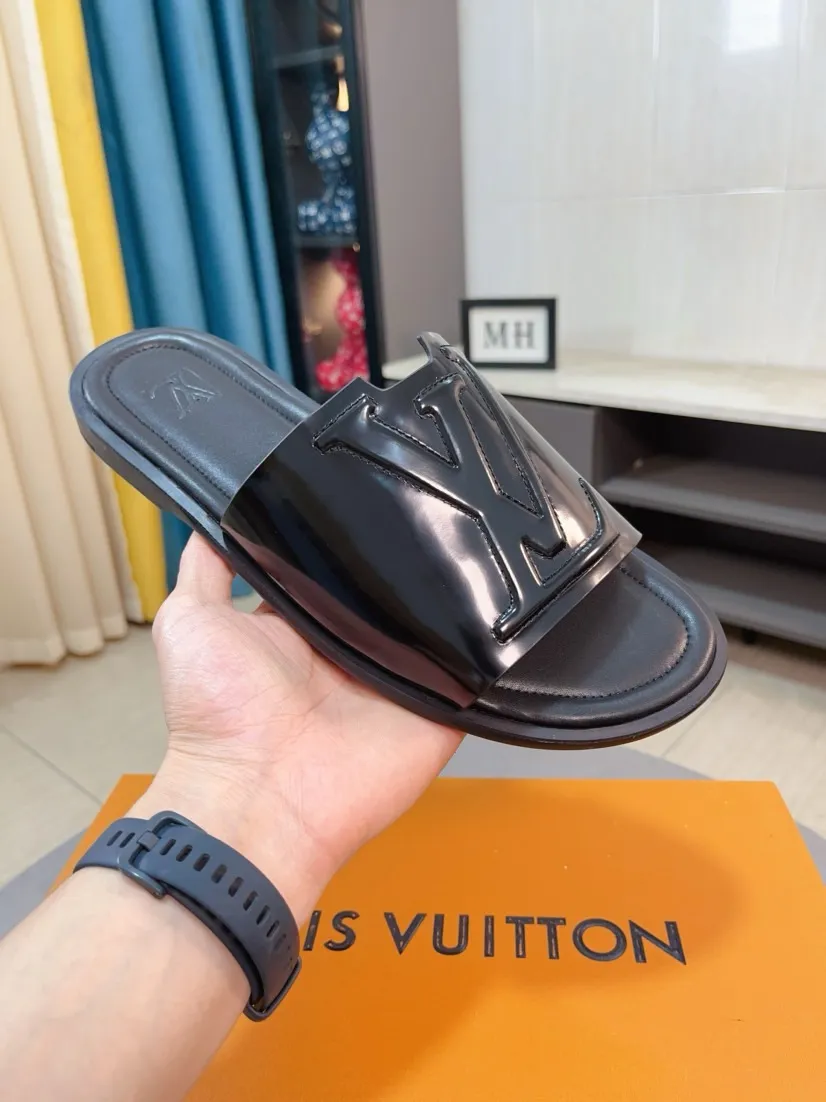 Men's men's shoes 💰360🌸🌸LV medium men's spring and summer slippers counter synchronization. The uppers are imported from Italy with open edge beads and color-changing logo graphics. High-quality craftsmanship. Soles: Original soles specially provided by the original factory. Exclusive molded soles are super comfortable. Original factory single goods. 🔍🔍High quality. You can enter and exit the counter at will. Welcome to compare. Size 38-45